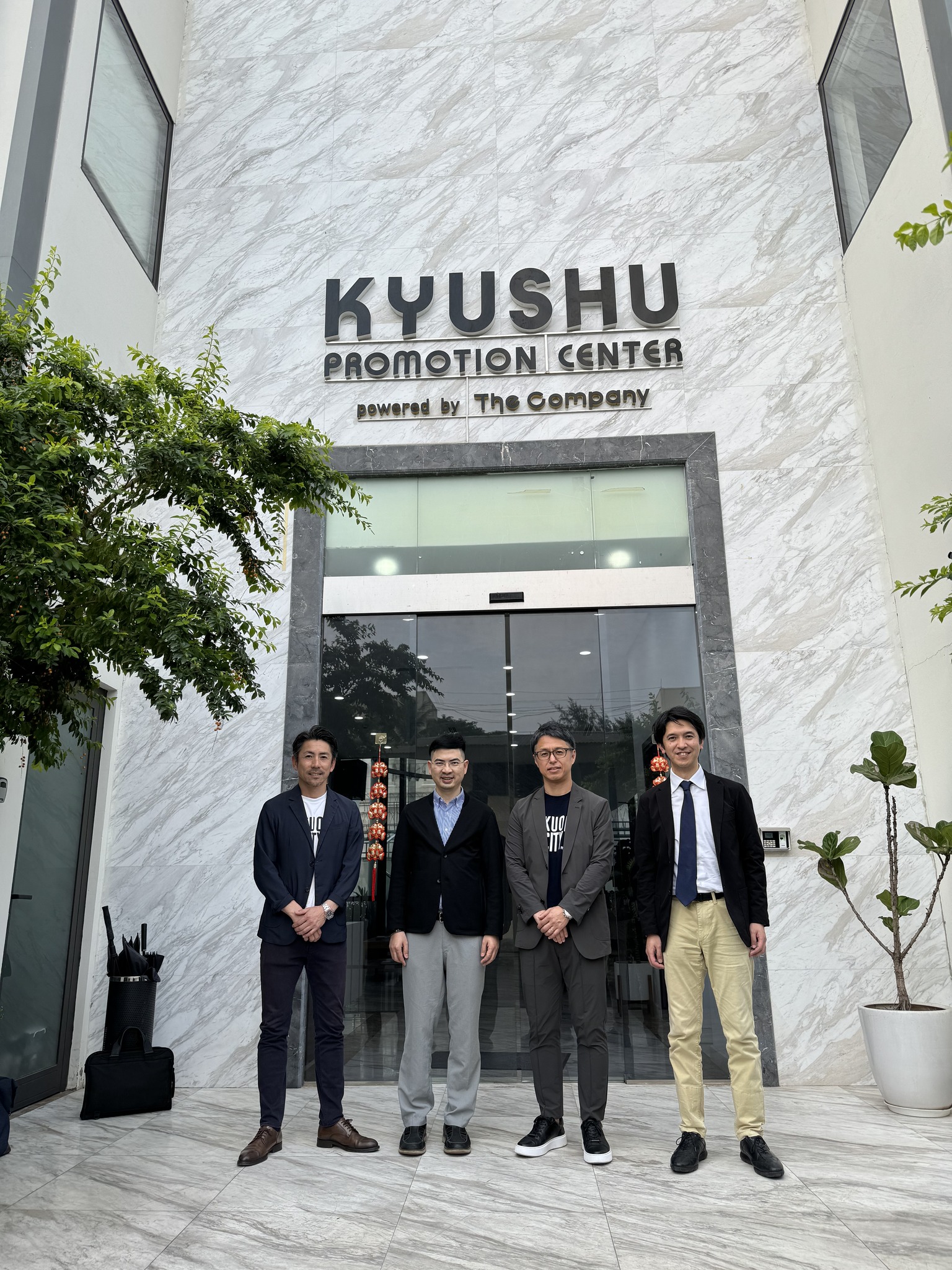 Các cán bộ của TP Fukuoka tới thăm KPC. 
